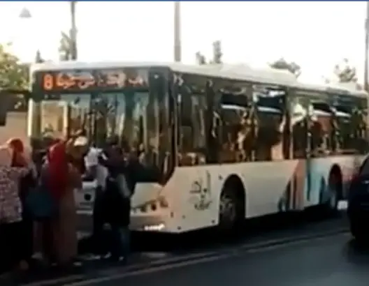 بعد يوم على انطلاقها.. مواطنون يخربون حافلة “ألزا” بعين عودة (فيديو)