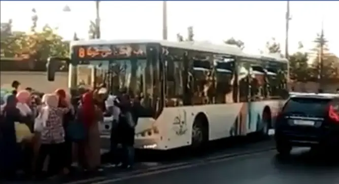بعد يوم على انطلاقها.. مواطنون يخربون حافلة “ألزا” بعين عودة (فيديو)