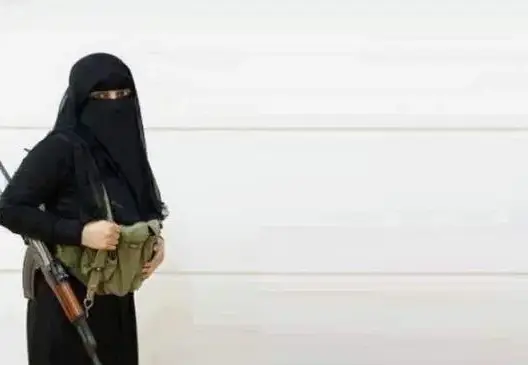 قضت 3 سنوات بالسجن.. إيطاليا تسلم المغرب زوجة “ملاكم داعش”