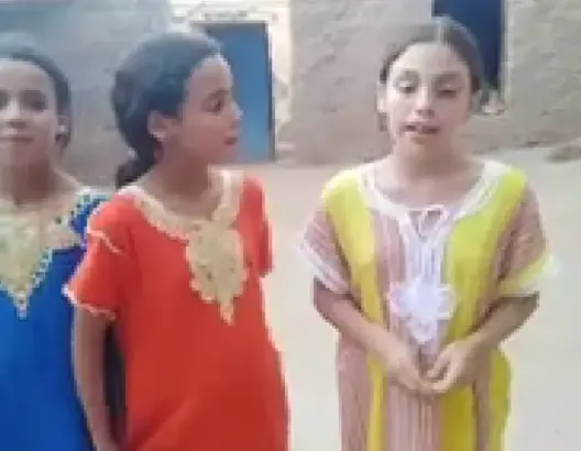 بطريقة الكبار .. 3 طفلات يفضحن معاناة ساكنة جماعة بجبال أزيلال (فيديو)