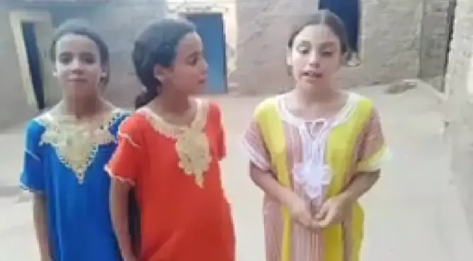 بطريقة الكبار .. 3 طفلات يفضحن معاناة ساكنة جماعة بجبال أزيلال (فيديو)