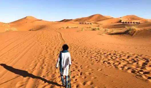 أسبوعا على وفاة طفل.. “العطش” يقتل سائحا بصحراء امحاميد الغزلان