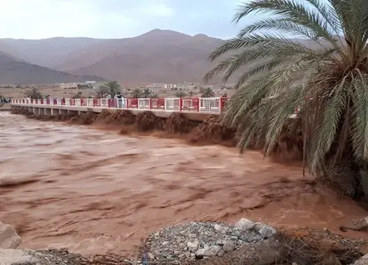 الوديان تحاصر طاطا وتمنع تنقل الحافلات.. والأرصاد تحذر الساكنة (صور)