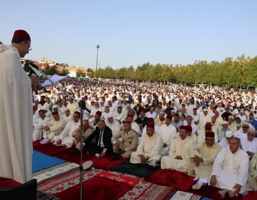 ملايين المغاربة يؤدون صلاة العيد اليوم .. ويشرعون في ذبح أضاحيهم (صور)