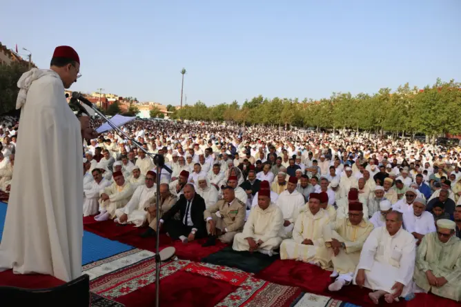 ملايين المغاربة يؤدون صلاة العيد اليوم .. ويشرعون في ذبح أضاحيهم (صور)