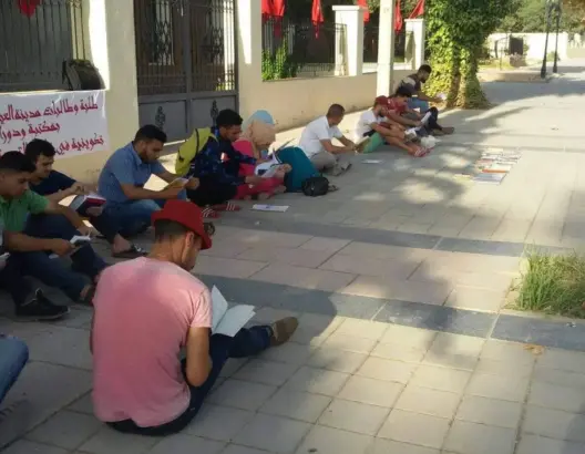 طلاب وتلاميذ يحتجون بطريقة خاصة على غياب مكتبة بالعيون الشرقية
