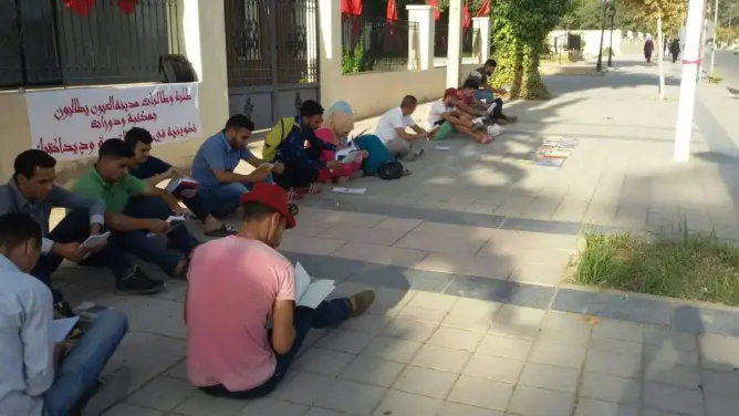 طلاب وتلاميذ يحتجون بطريقة خاصة على غياب مكتبة بالعيون الشرقية