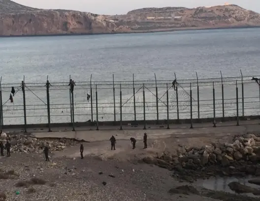 خمسة مغاربة يدخلون من سبتة سباحة.. والسلطات تخضعهم للفحص