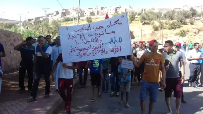 “المياه العادمة وأحوال الأزقة” تعيد إخراج ساكنة بدمنات للاحتجاج (صور)