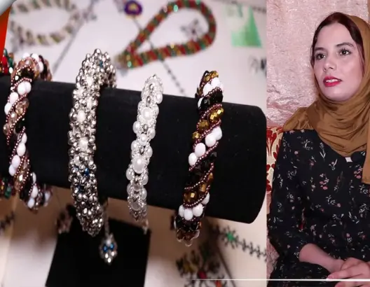 بأدوات بسيطة.. مغربية تصنع حلي ومجوهرات تنافس ماركات عالمية (فيديو)