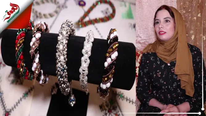بأدوات بسيطة.. مغربية تصنع حلي ومجوهرات تنافس ماركات عالمية (فيديو)