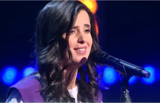 مغربية تلهب مسرح “ذافويس” وتتصدر الترند المغربي بصوتها الذهبي