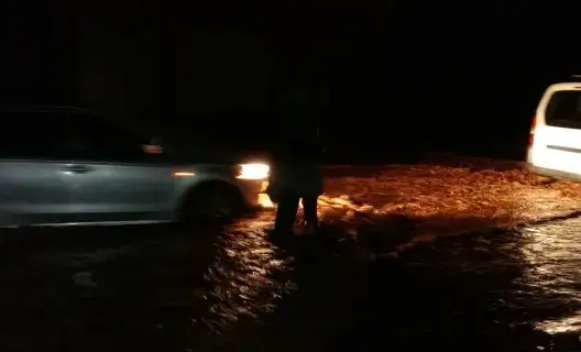 عرقلت حركة السير.. أمطار رعدية تغرق شوارع بني ملال (فيديو)