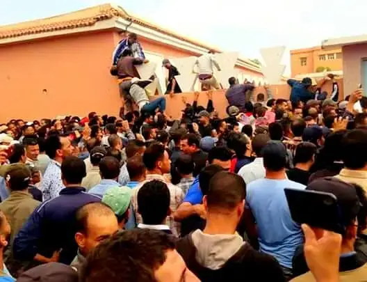 طلبا للعمل في فرنسا.. المئات يتدافعون أمام دار للشباب بتارودانت (صور)
