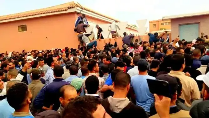 طلبا للعمل في فرنسا.. المئات يتدافعون أمام دار للشباب بتارودانت (صور)