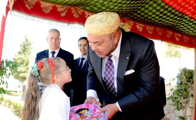 الملك يطلق مبادرة مليون محفظة.. و4 ملايين ونصف تلميذ يستفيد منها