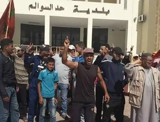 ساكنة بحد السوالم تحتج على “انعدام الماء” والرئيس يوضح (صور)