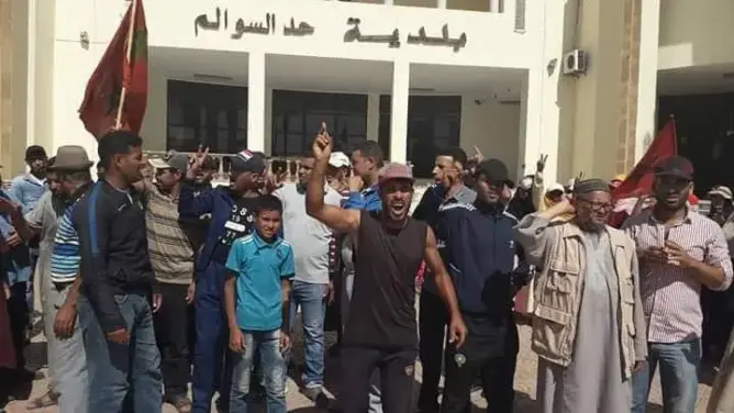 ساكنة بحد السوالم تحتج على “انعدام الماء” والرئيس يوضح (صور)