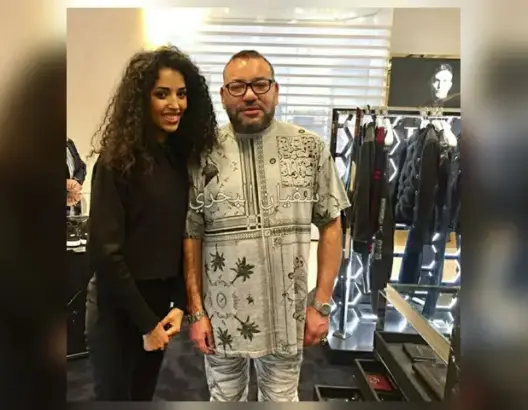 تعرف على البيت الشعري الذي ظهر على قميص يرتديه الملك