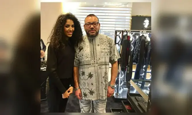 تعرف على البيت الشعري الذي ظهر على قميص يرتديه الملك