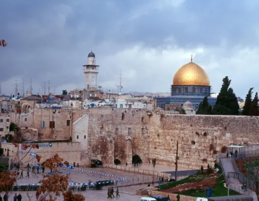قبل مباراة هلال القدس.. “رجاوي فسلطيني” تظهر بالمسجد الأقصى (صور)
