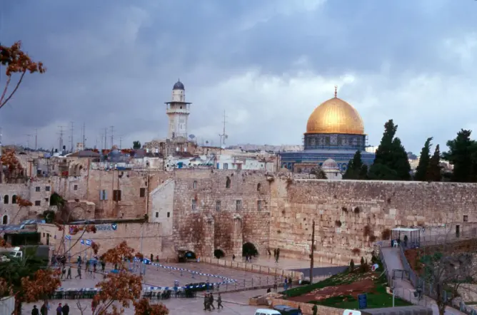 قبل مباراة هلال القدس.. “رجاوي فسلطيني” تظهر بالمسجد الأقصى (صور)