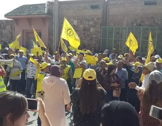 تردي الوضع الصحي يدفع نقابيين للإحتجاج أمام مندوبية الصحة بقلعة السراغنة (صور)