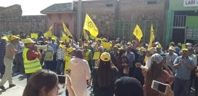 تردي الوضع الصحي يدفع نقابيين للإحتجاج أمام مندوبية الصحة بقلعة السراغنة (صور)