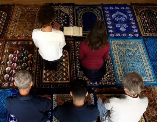 سابقة.. سيدتان تؤمان الصلاة بمصلين من الجنسين بقاعة واحدة بفرنسا