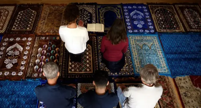 سابقة.. سيدتان تؤمان الصلاة بمصلين من الجنسين بقاعة واحدة بفرنسا