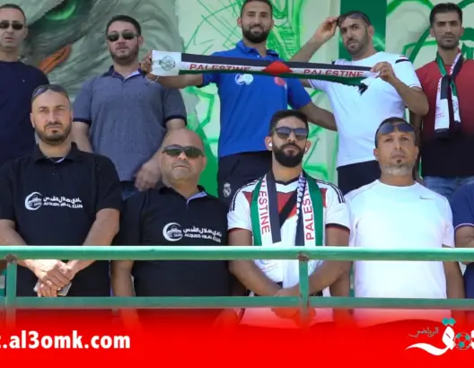 مشجعون فلسطينيون “ينبهرون” بإنجازات الرجاء أثناء زيارتهم لمقر النادي (فيديو)