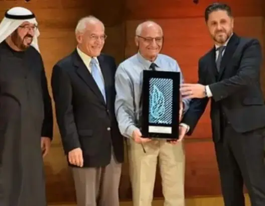العالم المغربي اليزمي يحصد جائزة أفضل مستثمر عربي باليونيسكو