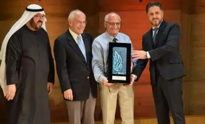 العالم المغربي اليزمي يحصد جائزة أفضل مستثمر عربي باليونيسكو
