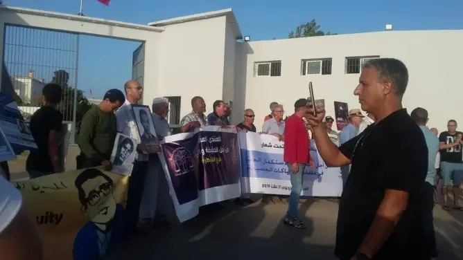“الإختفاء القسري” يدفع منتدى الحقيقة والإنصاف للاحتجاج أمام سجن القنيطرة (صور)