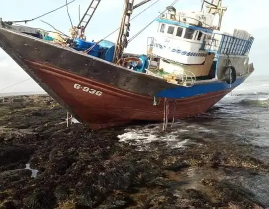 نجاة 13 صيادا من موت محقق بعد نزوح مركبهم بشاطئ بطانطان (فيديو)