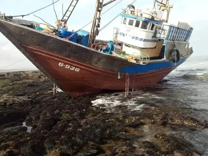 نجاة 13 صيادا من موت محقق بعد نزوح مركبهم بشاطئ بطانطان (فيديو)