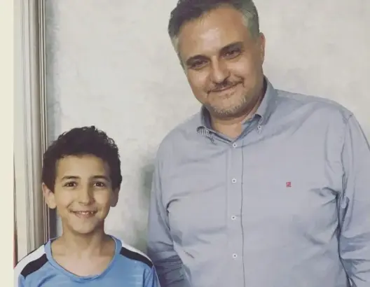 إيدر يلتحق بجامعة “لندن أكاديمي”.. ومديرها يتكفل بمصاريف دراسته (فيديو)