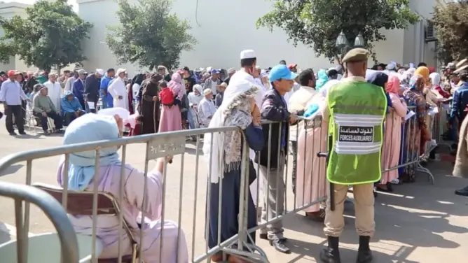 المئات يتوافدون للاستفادة من قافلة طبية لوزارة الصحة بالبيضاء (فيديو)