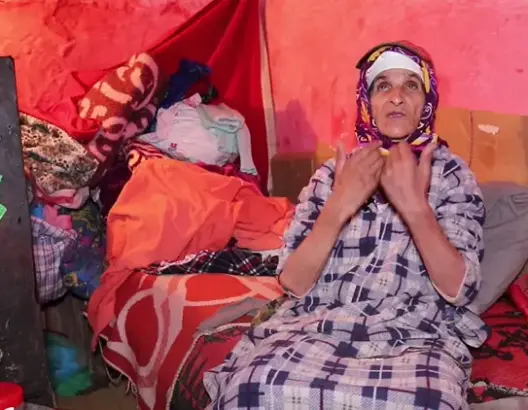 “الجبلية”.. عجوز تصارع الجوع والفقر وحيدة بـ”جحر” في إيموزار كندر (فيديو)