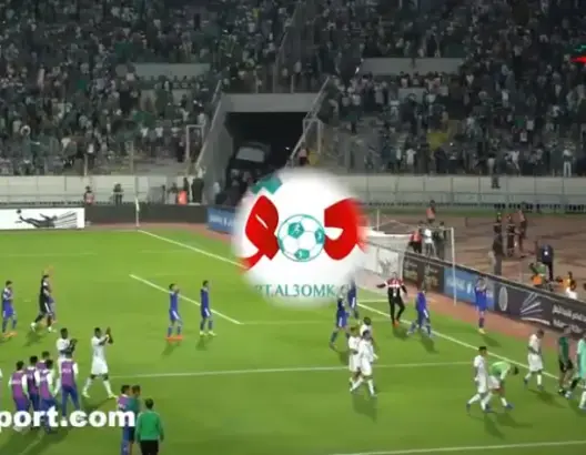 لقطة رائعة.. بين هلال القدس الفلسطيني وجماهير الرجاء (فيديو)