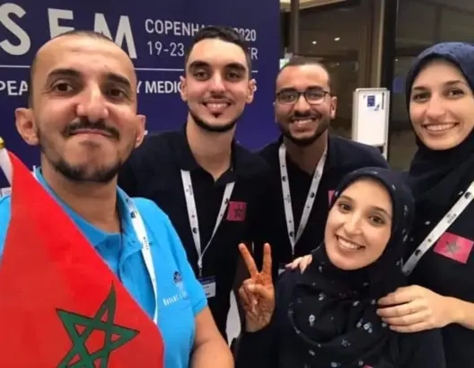 طلبة طب مغاربة يفوزون بمسابقة دولية ويتفوقون على فرنسا وبريطانيا (صور)