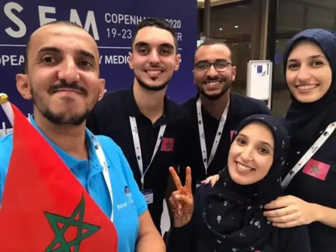 طلبة طب مغاربة يفوزون بمسابقة دولية ويتفوقون على فرنسا وبريطانيا (صور)