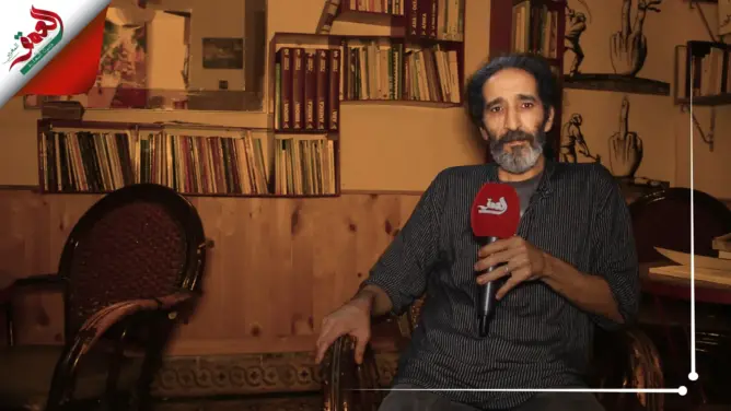على غير العادة.. مقهى ثقافي وسط حي شعبي ومالكه إنسان مثقف (فيديو)
