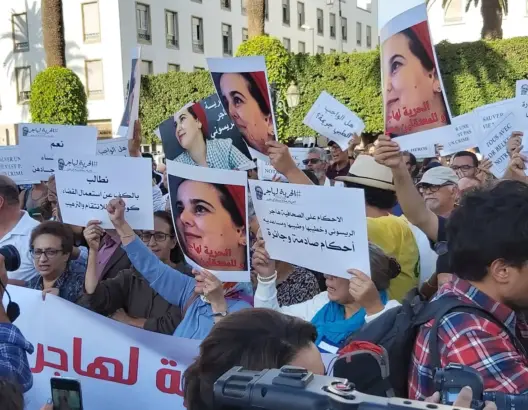هيئات تطالب في وقفة أمام البرلمان بالسراح لهاجر ومن معها (صور وفيديو)