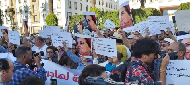 هيئات تطالب في وقفة أمام البرلمان بالسراح لهاجر ومن معها (صور وفيديو)