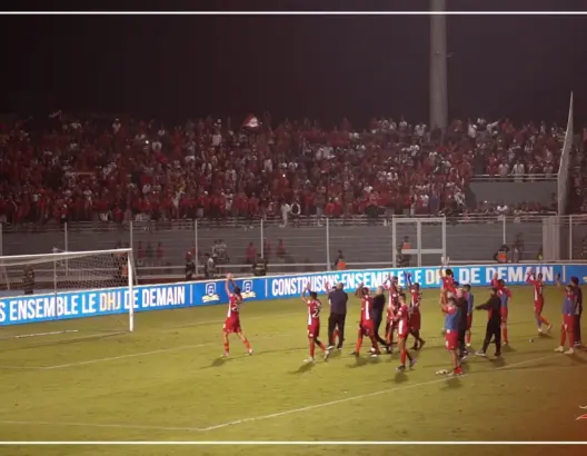 لاعبو الوداد يقدمون التحية للجماهير بملعب العبدي (فيديو)