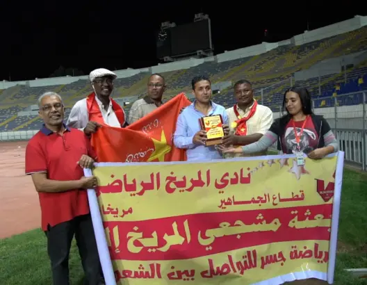 مشجعو المريخ السوداني يقدمون تذكارا رمزيا لمسؤول التواصل بالوداد (فيديو)