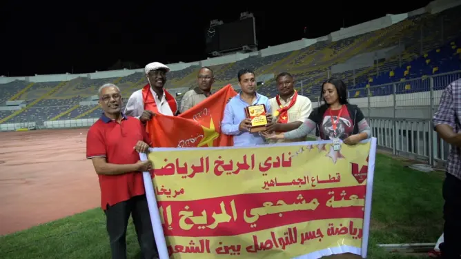 مشجعو المريخ السوداني يقدمون تذكارا رمزيا لمسؤول التواصل بالوداد (فيديو)