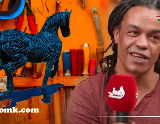 موهبة مغربية فريدة.. يحول المتلاشيات لمجسمات خيول وأشخاص (فيديو)