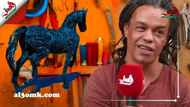موهبة مغربية فريدة.. يحول المتلاشيات لمجسمات خيول وأشخاص (فيديو)
